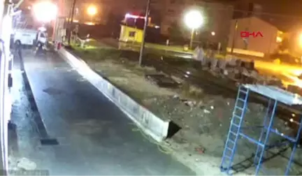 Tren, Hafif Ticari Araca Çarptı 1 Ölü, 1 Yaralı