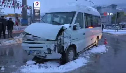 Okul Servisi ile Minibüs Çarpıştı: 12 Yaralı