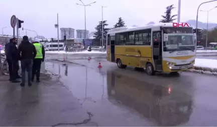 Tokat Öğrenci Servisi Kavşakta Halk Otobüsüyle Çarpıştı: 12 Yaralı