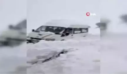 Kara Saplanan Minibüs Ekipler Tarafından Kurtarıldı
