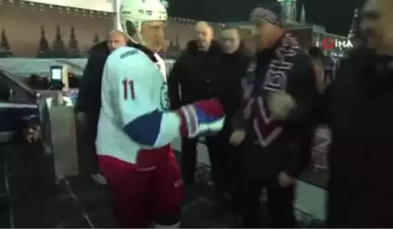 Putin ve Şoygu Kızıl Meydan'da Hokey Maçı Yaptı