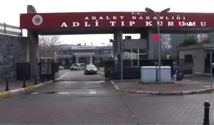 Fatih'te Çöken Binanın Enkazında Ölenlerin Cenazesi Adli Tıp Kurumu'ndan Alındı