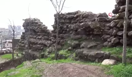 Şanlıurfa'da Tarihi Kalenin Surları Aşırı Yağışlara Dayanamadı