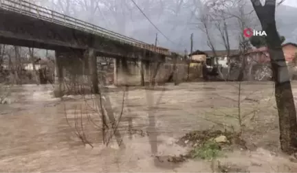 Kazdağlarında Eriyen Karlar Çayın Suyunu Yükseltti, Tarlalar Sular Altında Kaldı