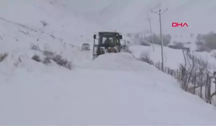 Van'da Kardan Kapanan Yollar Açılıyor