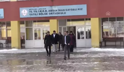 Karlı Yolları Aşarak Kız Çocuklarını Eğitime Kazandırıyorlar