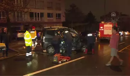 Ankara'da Otomobil Aydınlatma Direğine Çarptı: 4 Yaralı