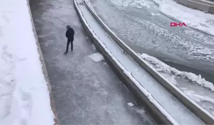 Bayburt Buz Tutan Çoruh Nehri'nde Paten Yaptılar