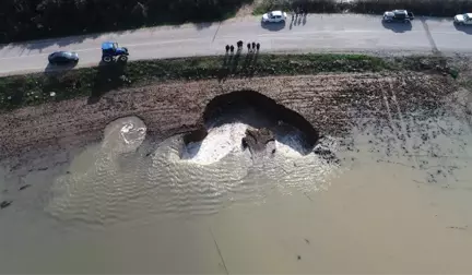 İzmir'de Aşırı Yağışlardan Sonra Ürküten Obruklar Ortaya Çıktı