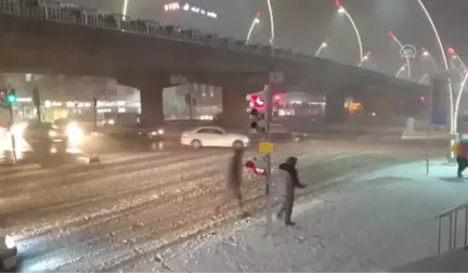 Yoğun Kar Ulaşımı Etkiliyor