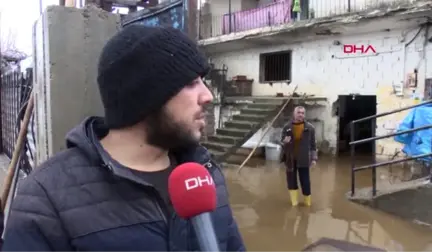 Adana'da Evleri Su Bastı, Araçlar Yolda Kaldı