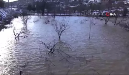 Mersin'de Yağışlar Yol Kapattı, Fırtına Çatıları Uçurdu