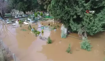 Şiddetli Yağış Nedeniyle Sular Altında Kalan Mezarlıklar Havadan Görüntülendi