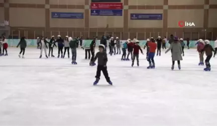 İbb'den Öğrencilere Karne Hediyesi Buzda Paten Keyfi