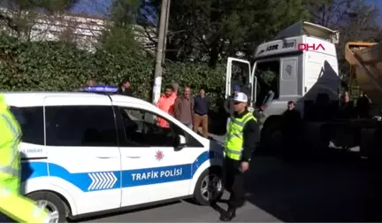 İstanbul- Arıza Yapan Hafriyat Kamyonu Caddeyi Trafiğe Kapattı