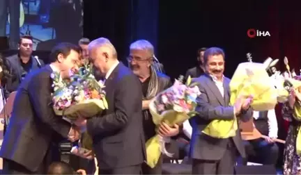 Binali Yıldırım ve İbrahim Kalın Aynı Sahnede Türkü Söyledi