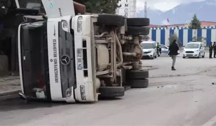 Çöp Kamyonuyla Polis Aracı Çarpıştı: 2 Yaralı