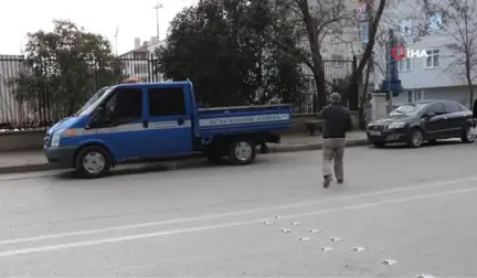 Bu Kez Caddeyi Trafiğe Kapatamadı