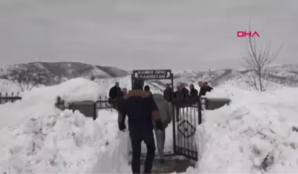 Tunceli Kamer Genç, Vefatının 3'üncü Yıl Dönümünde Mezarı Başında Anıldı