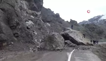 Sivas'ta Heyelan...dev Kayalar 8 Köy Yolunu Ulaşıma Kapattı