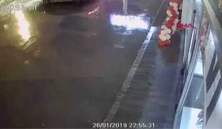 Denizli Lüks Otomobille Mağazanın Cam Giriş Kapısını Kırdı