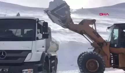 Artvin Şavşat'ta Kar Üstü Güreşleri İçin Kamyonlarla Kar Taşındı