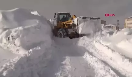 Bitlis'te Kar Yığınları Kamyonlarla Kent Dışına Taşınıyor