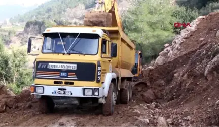 Mersin Heyelanın Kapattığı Köy Yolunda Onarım