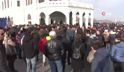 Şarklılar 'Barış' İçin Söyleniyor...barış Manço Severler Kadıköy İskelesi'ne Akın Etti