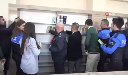 Bursa Polisinden Yüksekovalı Öğrencilere Kitap Desteği