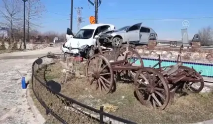 Elazığ'da Çarpışan İki Otomobil Bahçe Duvarına Çıktı