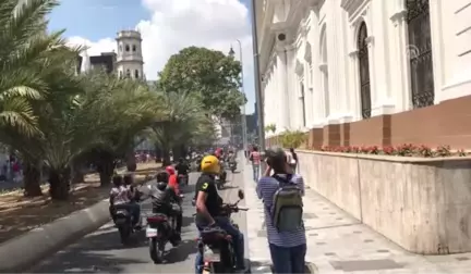 Motosikletlilerden Maduro'ya Destek Gösterisi - Caracas