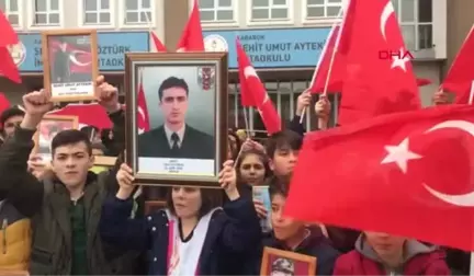 Karabük Şehidin Anne ve Babası, Çocukları İçin Yazdığı Şiiri Okurken Ağlayan Öğrenciyi Bağrına Bastı