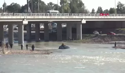 Antalya Akarsuyun Ortasında Kalan Arazi Aracı Halatlarla Kurtarıldı