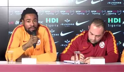 Galatasaray'da Yeni Transferler İçin İmza Töreni Düzenlendi (2)