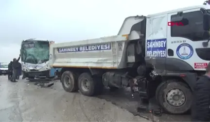 Gaziantep'te Özel Halk Otobüsü Kamyona Çarptı 5 Yaralı