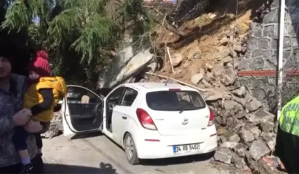 Beykoz'da Duvar Çöktü, İki Araç Altında Kaldı