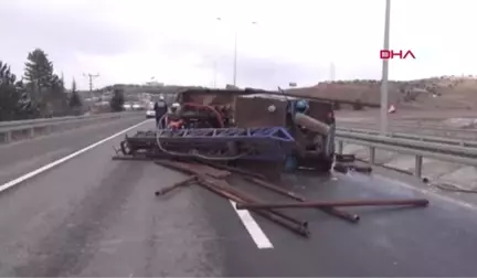 Kütahya Bariyerlere Çarpan Sondaj Aracı Hurdaya Döndü