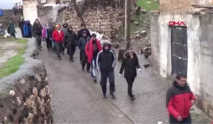 Mardin Gap Şelalesi'ne Girip, Çevredeki Çöpleri Topladılar