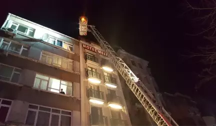 Fatih'te Otel Yangını: 20 Kişi Dumandan Etkilendi