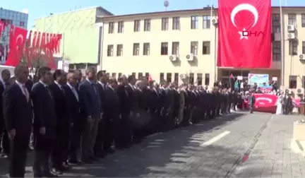 Iğdır'da Vali Ünlü ve MHP'li Sancaklı Nevruz Ateşinden Atladı, Yumurta Tokuşturdu