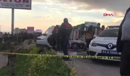 Şanlıurfa Minibüsten Ayrılan Römork Otomobile Çarptı Sürücü ve Eşi Öldü, 5 Çocuk Yaralı