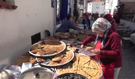 İzmir Evdeki Marifetlerini Pazarda Satışa Sunuyorlar