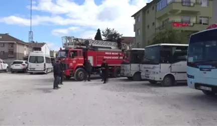 Düzce Babasının Eve Kilitlediği Genç Kız İtfaiye Merdiveni ile Balkondan Alındı