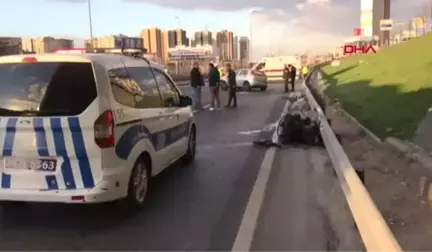 İstanbul- Cevizlibağ'daki Trafik Kazasında Otomobilin Motoru Yerinden Fırladı