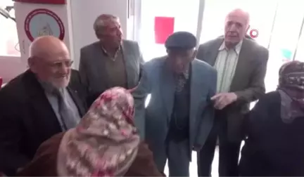 105 Yaşındaki Bektaş Ergül Sandık Başına Giderek Oyunu Kullandı