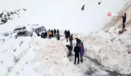 Hasta Taşıyan Ambulansın Önüne Çığ Düştü