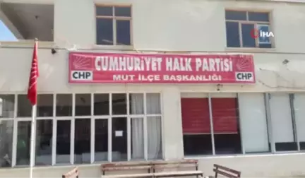 Seçim Yenilgisinden Sonra CHP'nin Kapısına Kilit Vuruldu