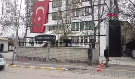 Tunceli'de Maçoğlu, Belediye Önündeki Güvenlik Duvarını Yıktırdı