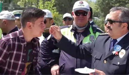 Aynı Pozu Bu Kez Üniforması İçinde Verdi - Denizli